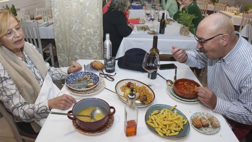 Ramón Fernández, saboreando una ración de callos junto a su esposa, Consuelo Díaz, ayer, en un restaurante de la plaza de la Catedral. | Irma Collín