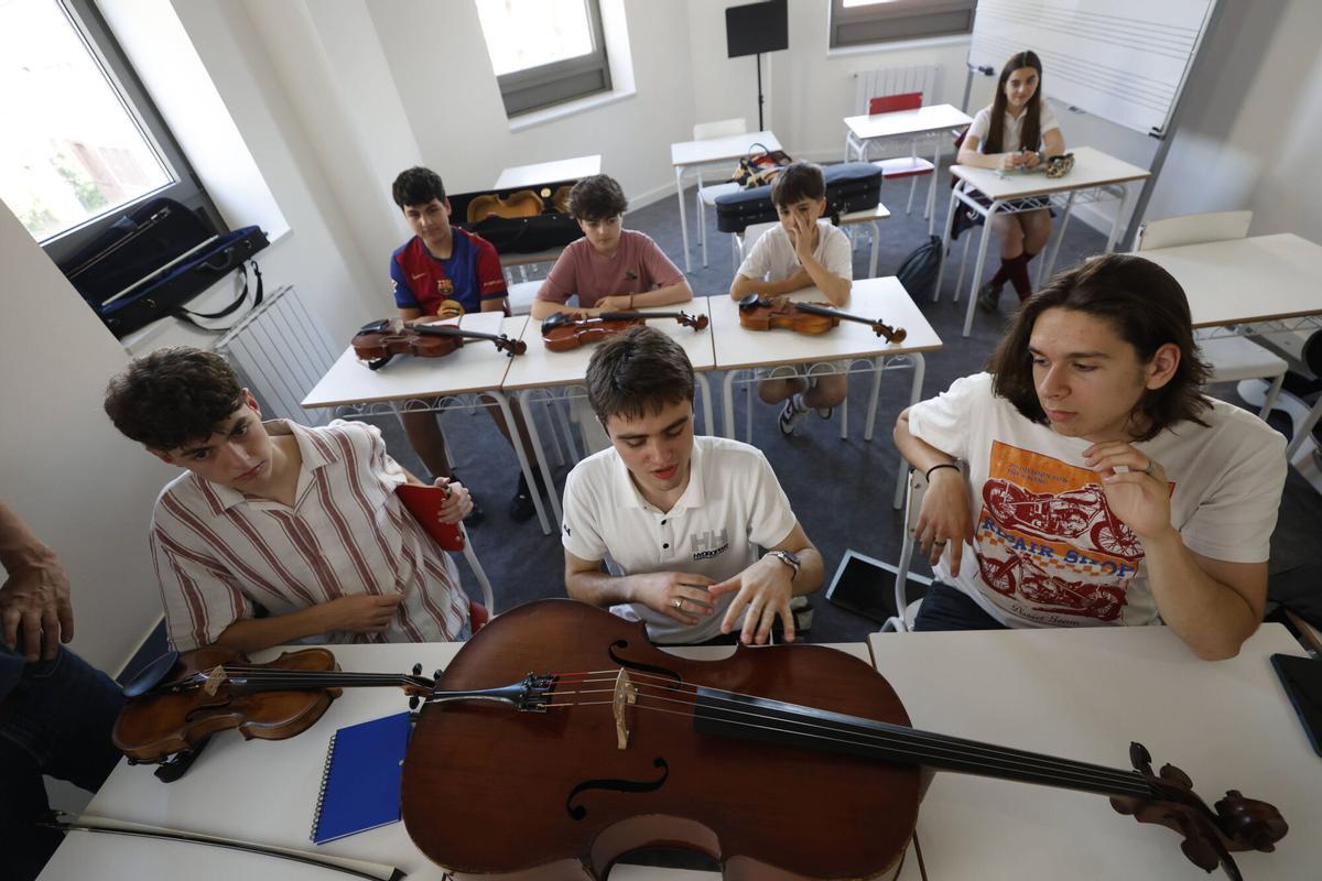 En imágenes: La última sesión del taller de luthería en el conservatorio de Avilés