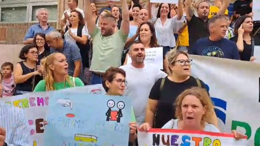 Protesta por la falta de transporte escolar en Murcia