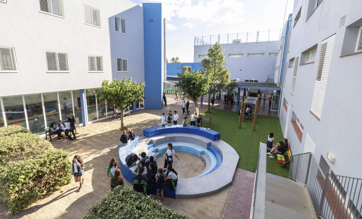 El patio del centro, con los elementos de calistenia para los alumnos de Secundaria.
