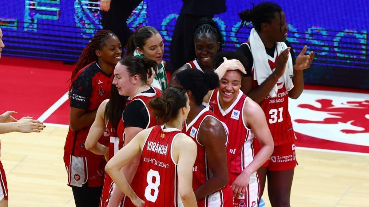 Las jugadoras del Casademont celebran un triunfo en el Felipe
