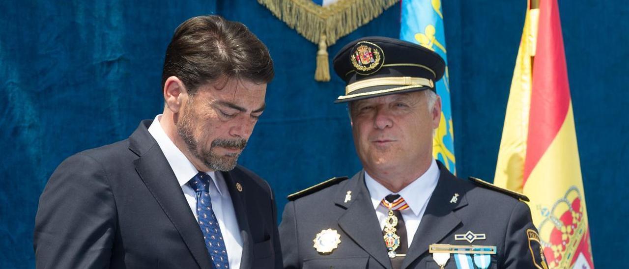 El alcalde de Alicante, Luis Barcala, junto al Comisario de la Policía Local, en la celebración del Día de la Policía Local, en una imagen de archivo