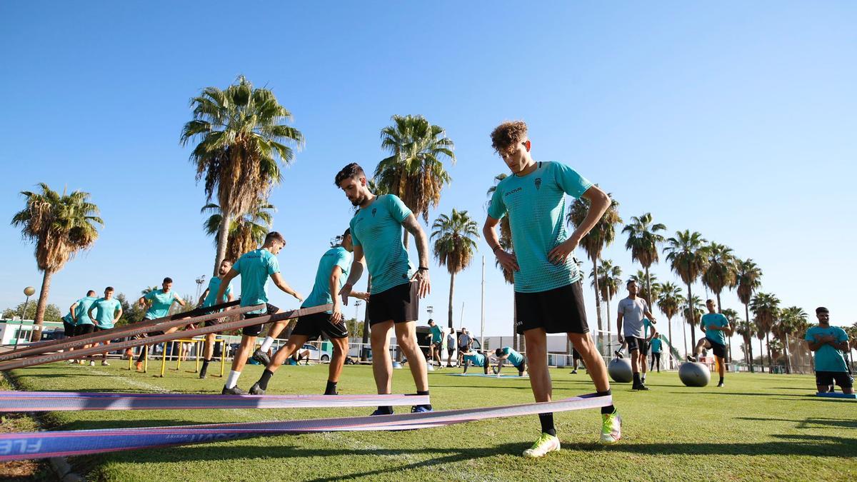 Un instante del inicio del entrenamiento del Córdoba CF, este miércoles, en la Ciudad Deportiva, con Simo en primer plano.