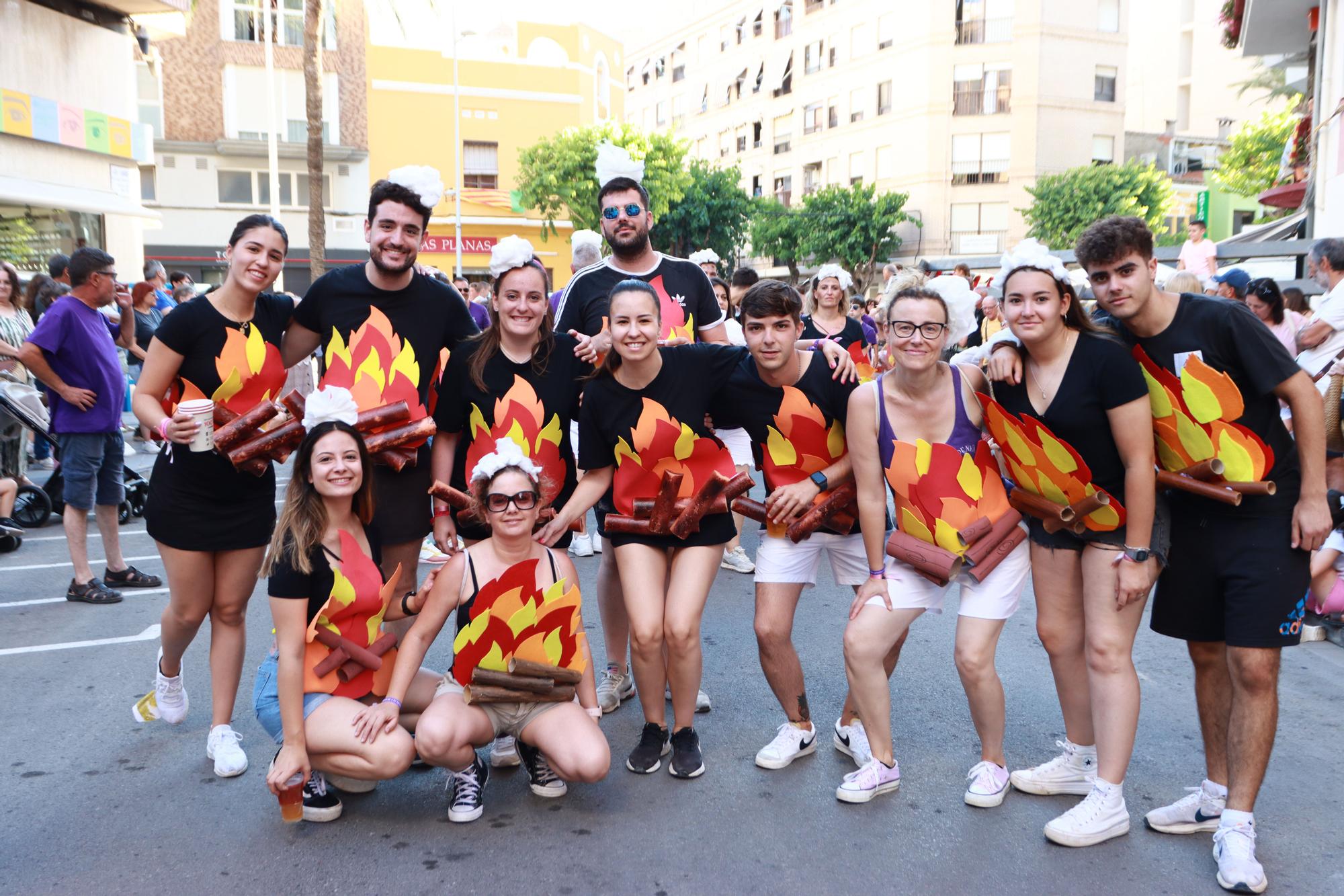 Así ha sido el último desfile y la prueba del toro por las fiestas de Sant Pere en el Grau