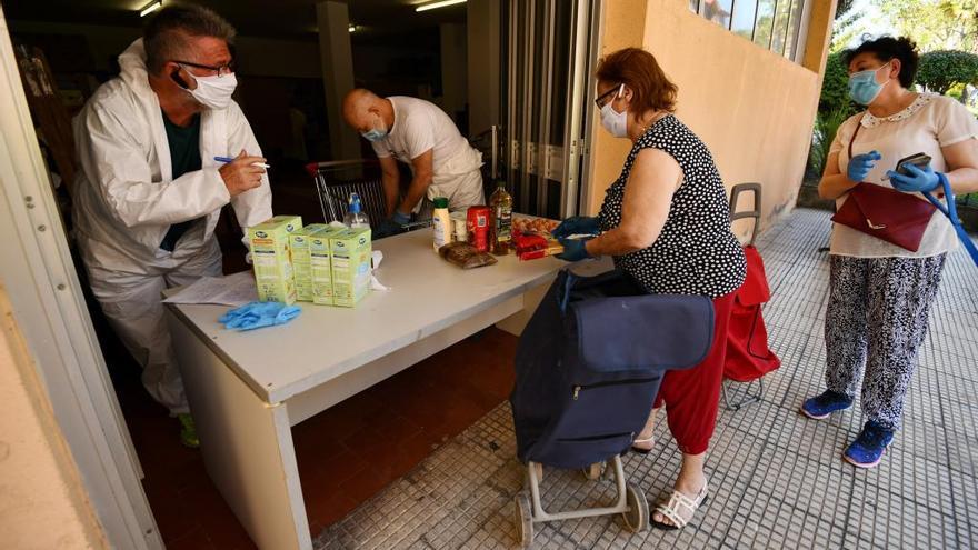 Dos mujeres esperan para recibir ayuda del Banco de Alimentos.