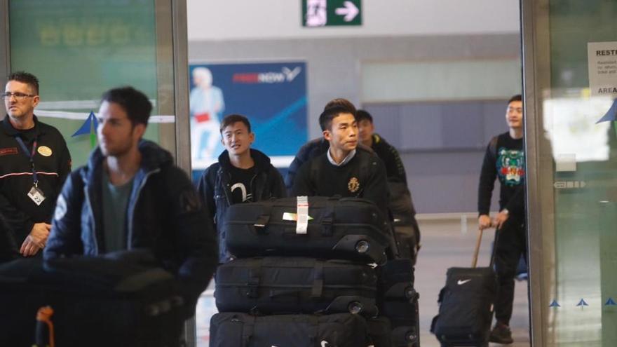 El equipo de fútbol de Wuhan aterriza en Málaga y la Junta llama a la calma