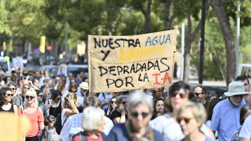 El barrio de Torrero marcha contra el centro de datos de Microsoft en Zaragoza: "Solo vienen en busca de terreno, agua y energía"