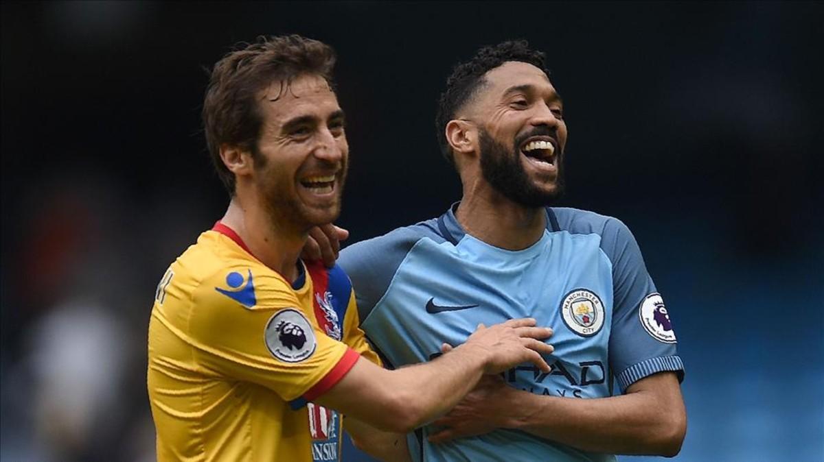 Mathieu Flamini bromea con Gael Clichy en una de sus últimos partidos en la Premier, con el Cristal Palace