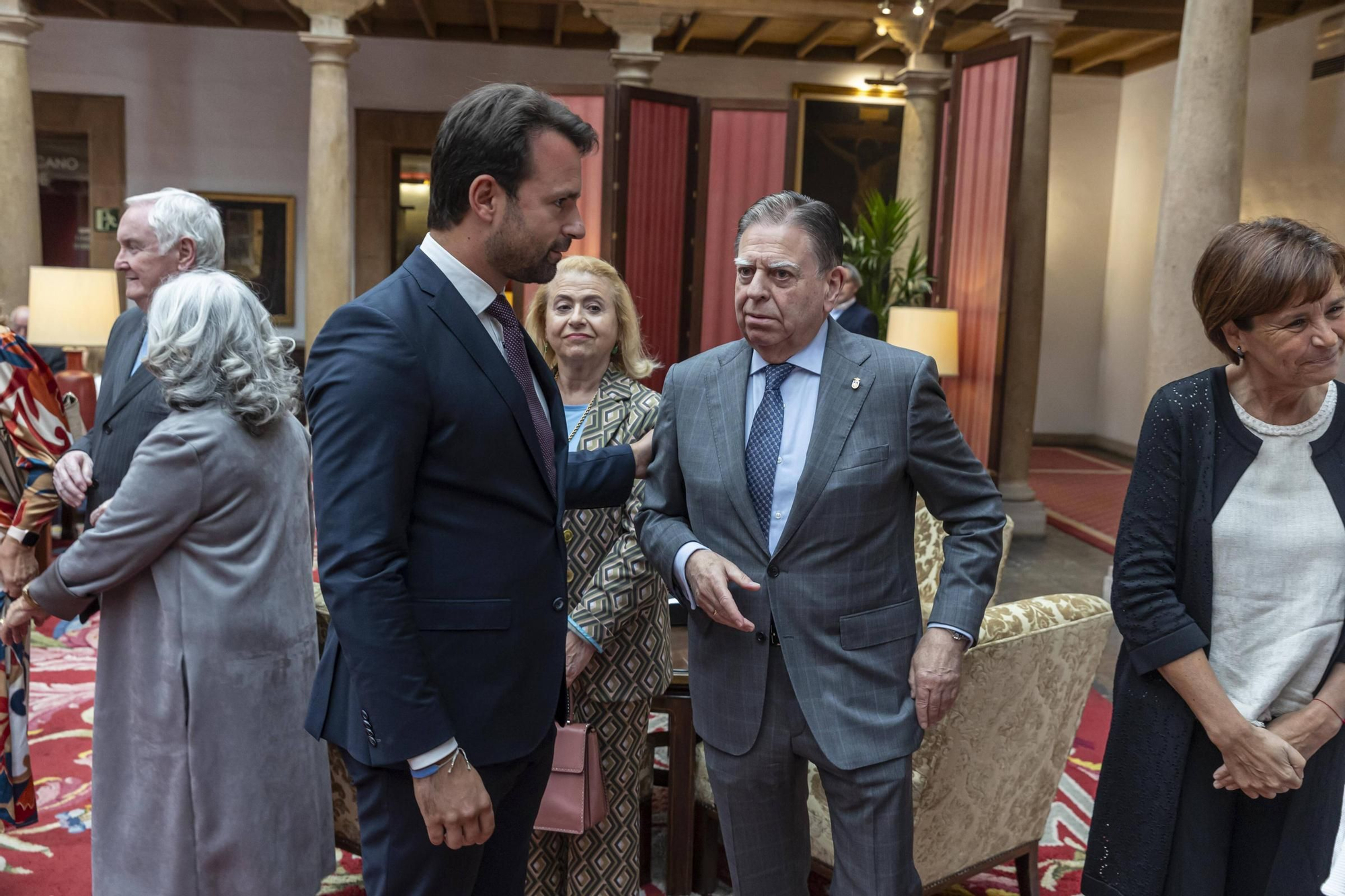 La Asociación Día de Galicia en Asturias entrega su medalla de oro a Adrián Barbón y Carmen Moriyón