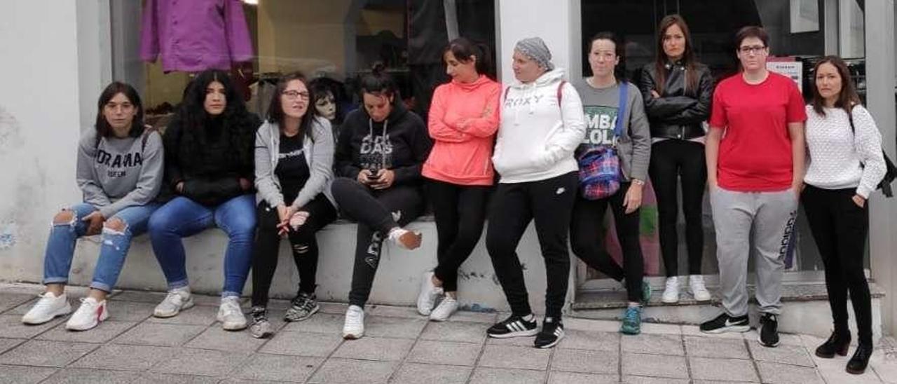 Jugadoras del Atlético Estrada delante del local donde se celebró la asamblea del club el pasado día 1.