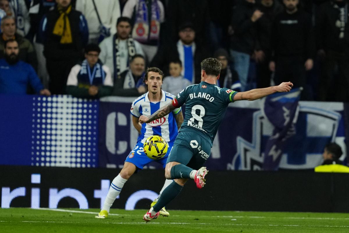 Antonio Blanco dispara ante Romero en el tiro que acabó suponiendo el 1-1.