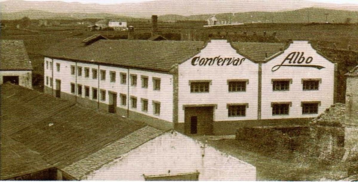 La fachada histórica de Albo, en Tapia.