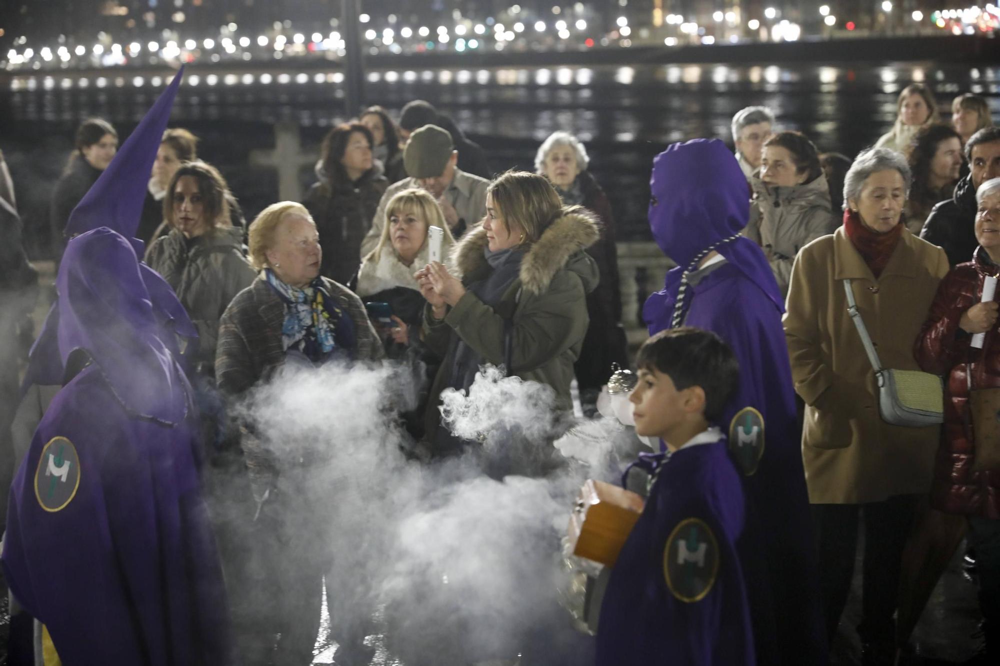 Así es la procesión del Martes Santo en Gijón (en imágenes)