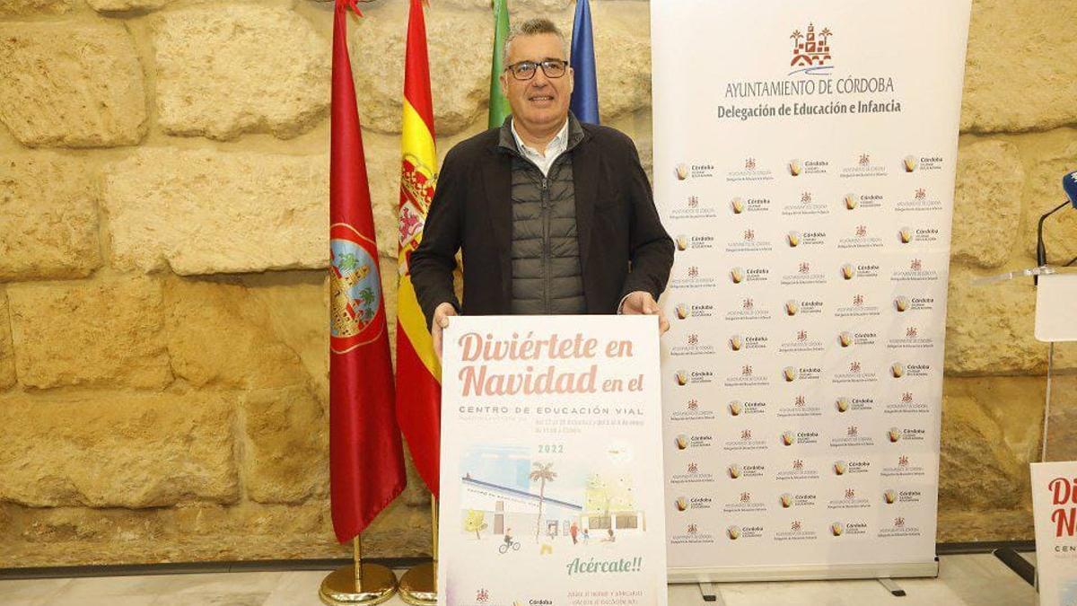 El delegado de Educación e Infancia del Ayuntamiento de Córdoba, Manuel Torrejimeno, presenta el programa 'Diviértete en Navidad'