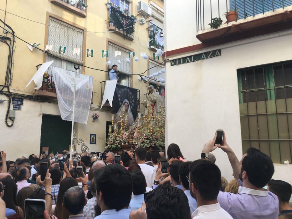 La cofradía del Rocío celebra estos días las vísperas de la solemnidad de Pentecostés y lo ha hecho este sábado con una procesión que ha comenzado a las 18.30 horas desde la casa hermandad