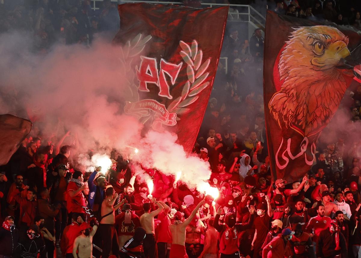 Rabat (Morocco), 08/02/2023.- Supporters of Al Ahly cheer during the FIFA Club World Cup semi final match between Al Ahly FC and Real Madrid in Rabat, Morocco, 08 February 2023. (Mundial de Fútbol, Marruecos) EFE/EPA/Mohamed Messara