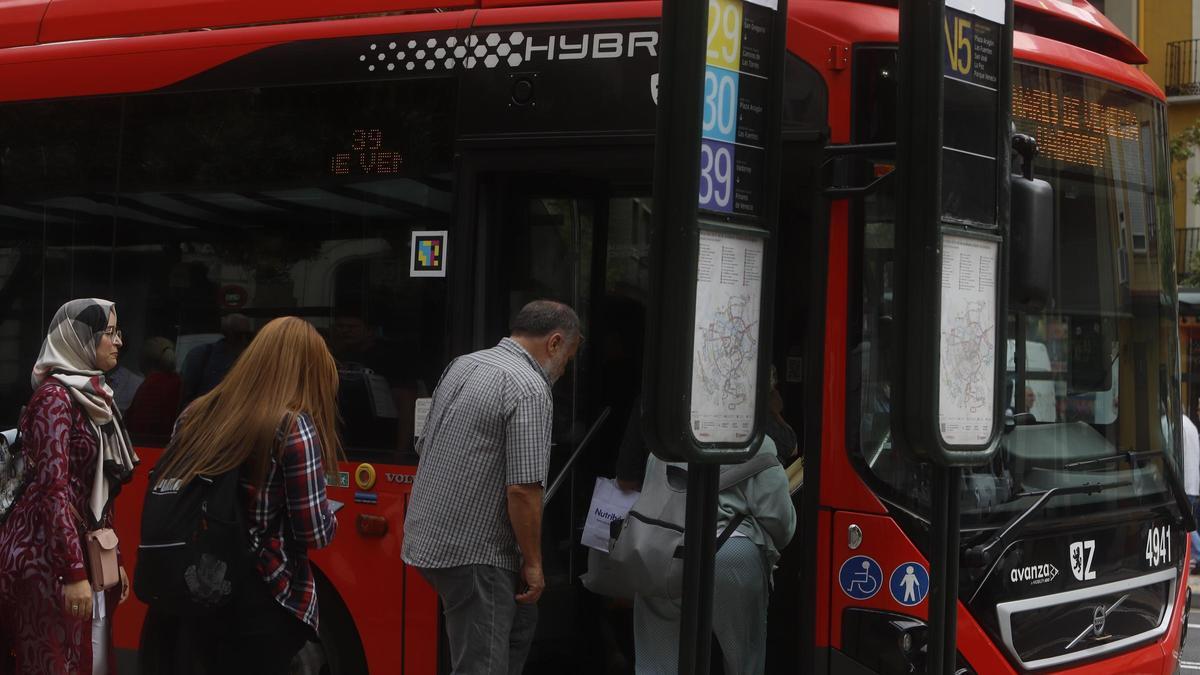 Varios ususarios acceden a un autobús en Zaragoza en una imagen de archivo.