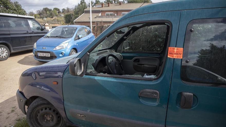 Una furgoneta amb la finestra destrossada aparcat ahir al vial Argiles de Santa Coloma