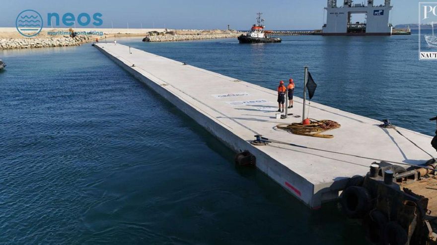 Operarios sobre la superficie de la estructura antes de su salida de Alicante. | ÀXEL ÁLVAREZ