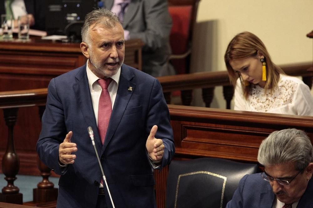 Pleno en el Parlamento de Canarias