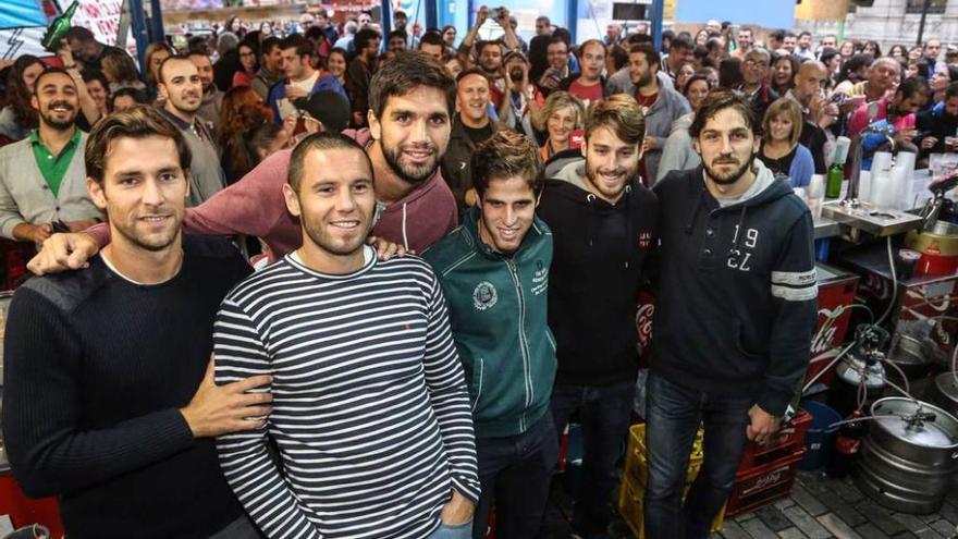 Por la izquierda, David Fernández, Cervero, Gorka, Hervías, Erice y Generelo, en el chiringuito de la APARO.