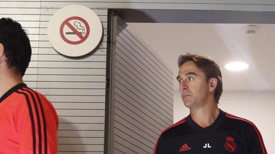 Lopetegui entrando en sala de prensa.