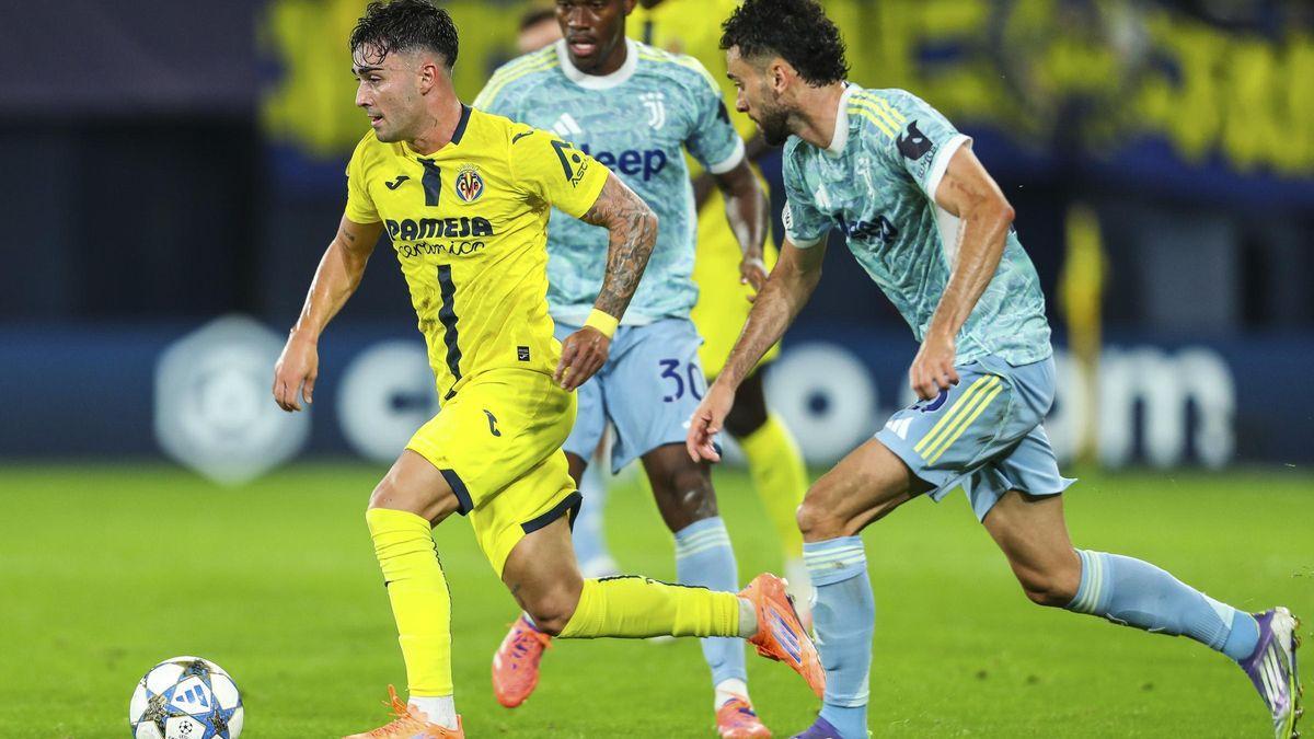 Alberto Moleiro avanza con el balón ante la Juventus.
