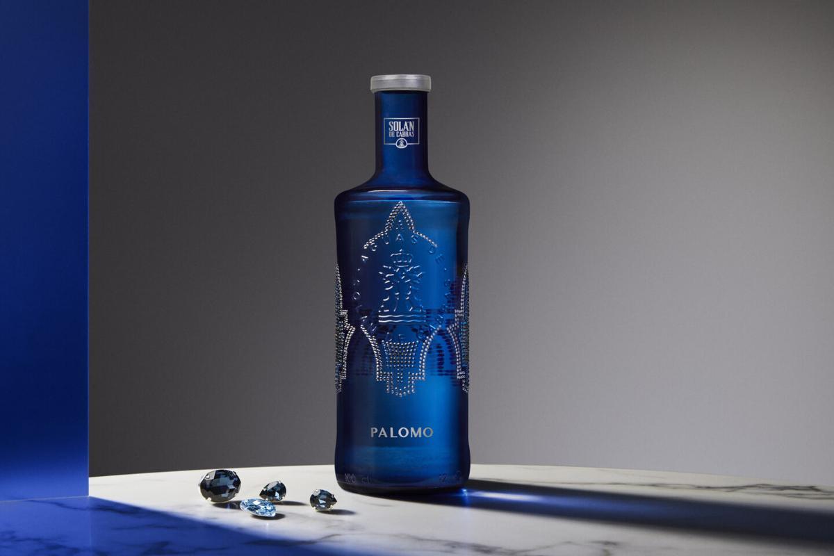La botella de Solán de Cabras diseñada por Palomo Spain junto a Swarovski.