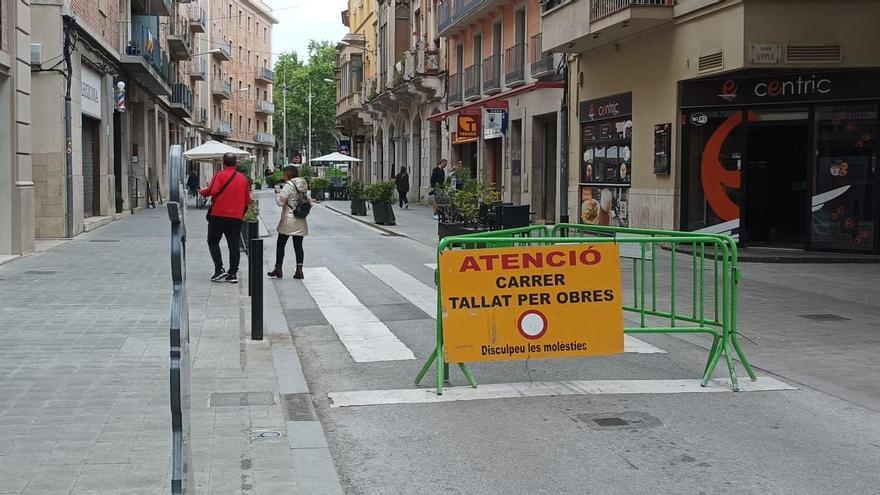 Avís de tall de circulació al carrer Monturiol de Figueres.