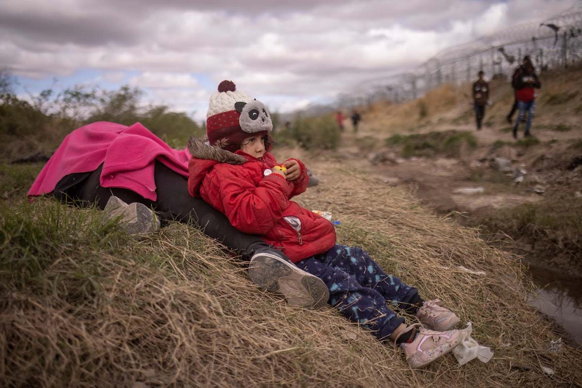 Migrantes acampan a lo largo de la orilla del río Grande mientras esperan entregarse a las autoridades de inmigración en El Paso, Texas, EE.UU