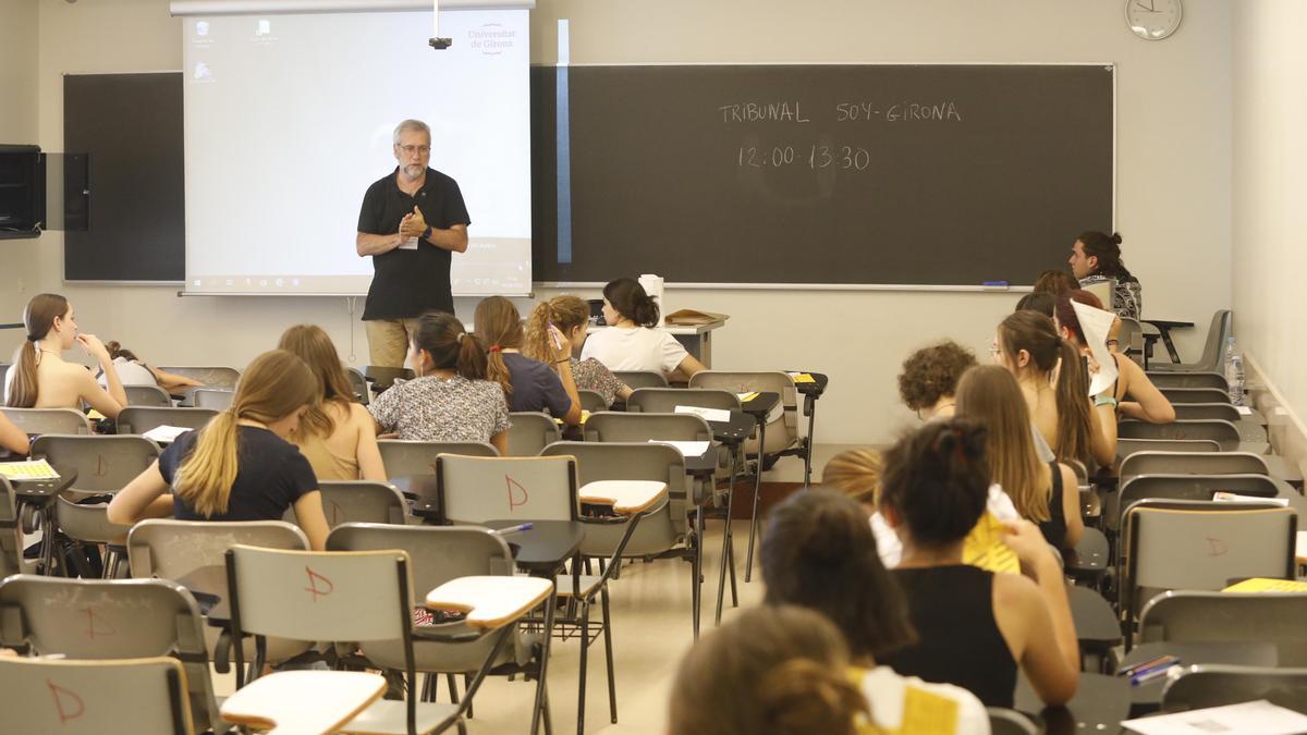 Estudiants gironins fent la selectivitat en una imatge d'arxiu.