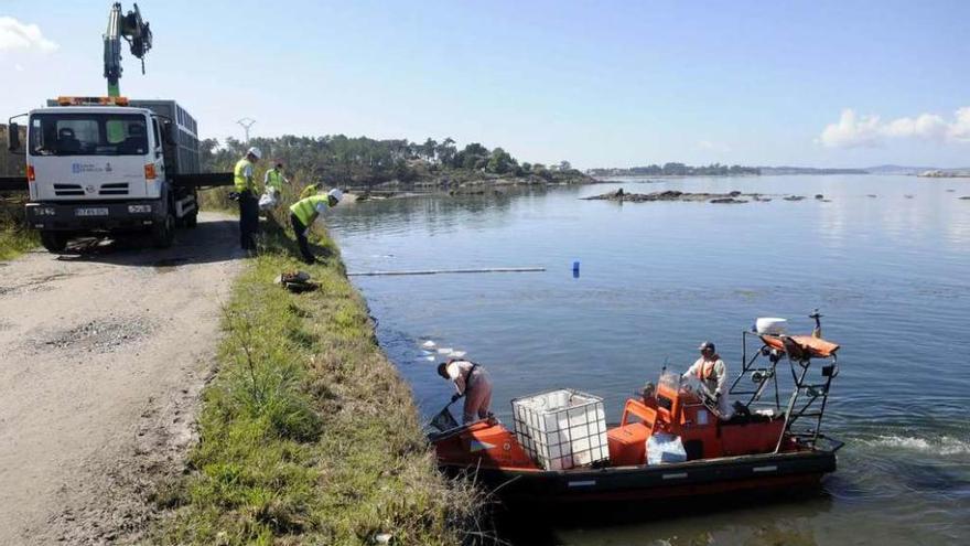 Trabajos de limpieza del fuel en la costa de Vilaxoán procedente de la fábrica Alfageme. // Noé Parga