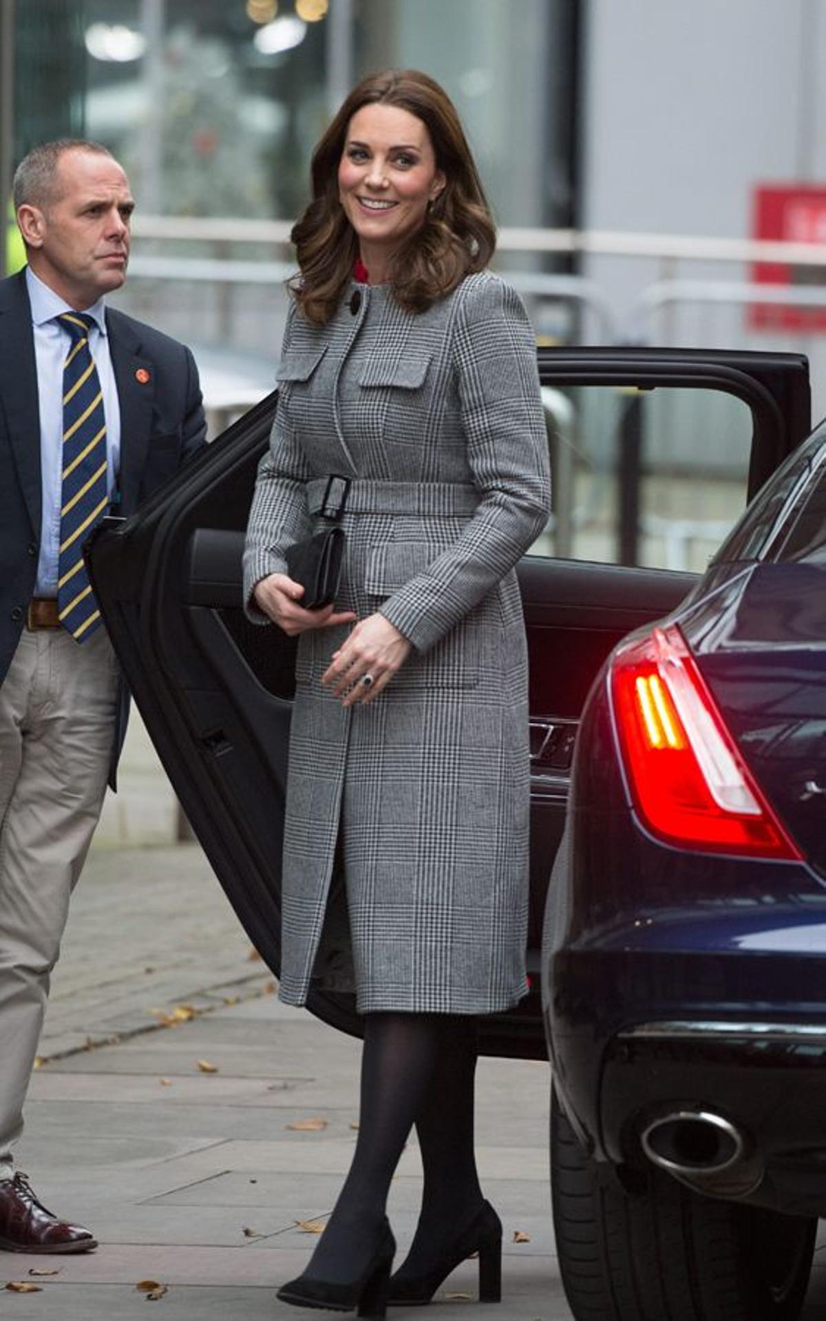 Kate Middleton con abrigo gris y salones negros