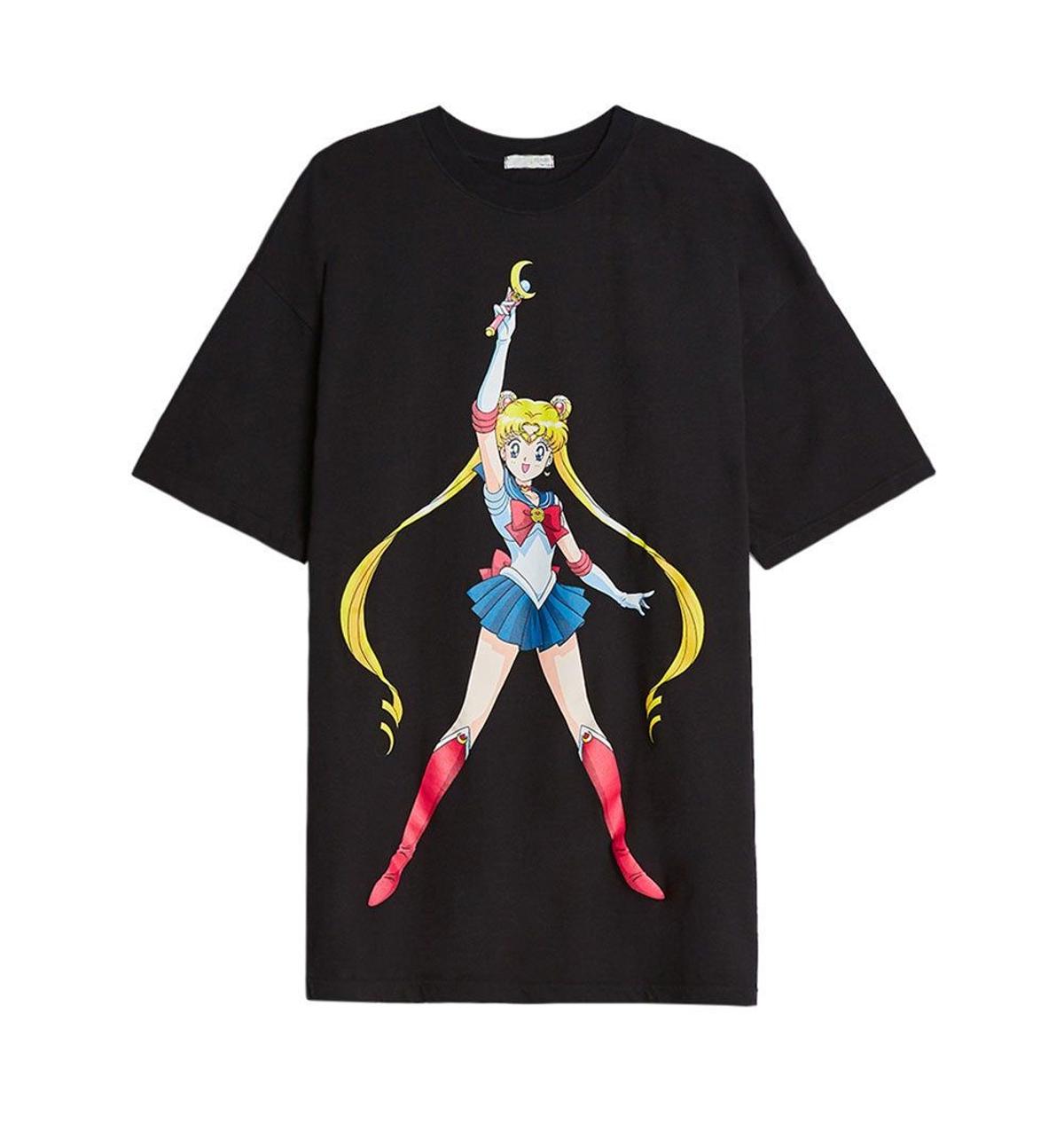 Camiseta negra de manga corta oversize de Sailor Moon x Bershka. (Precio: 15,99 euros)