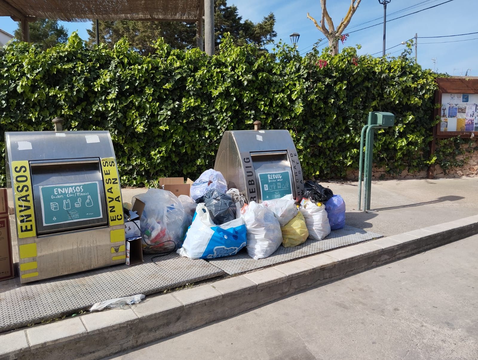 Formentera se llena de basura por la huelga