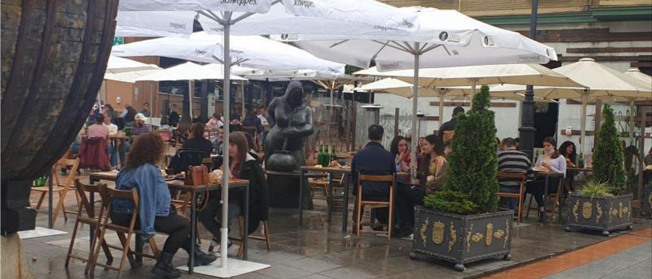 Varios clientes comiendo bajo las sombrillas de las terrazas de la calle Gascona, hoy a las tres y media de la tarde. | LNE