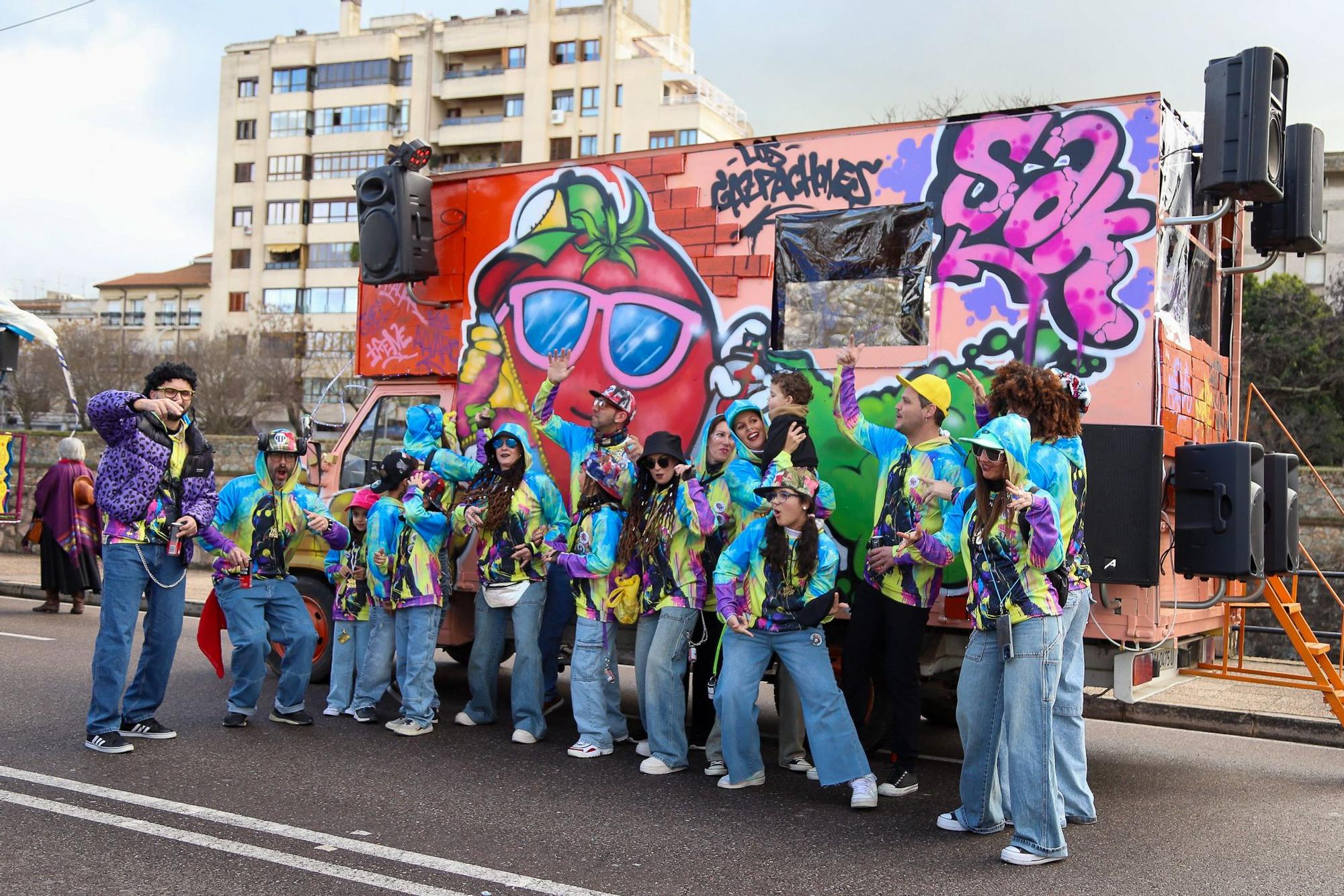 GALERÍA | Los pacenses arropan a los artefactos en su desfile del sábado en Badajoz