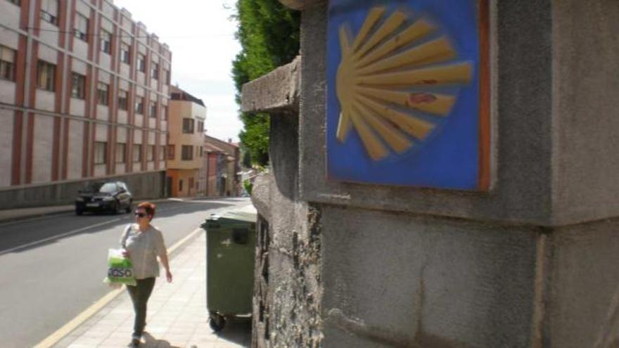 Una de las conchas oficiosas que marcan la ruta jacobea en Noreña. / F. T.