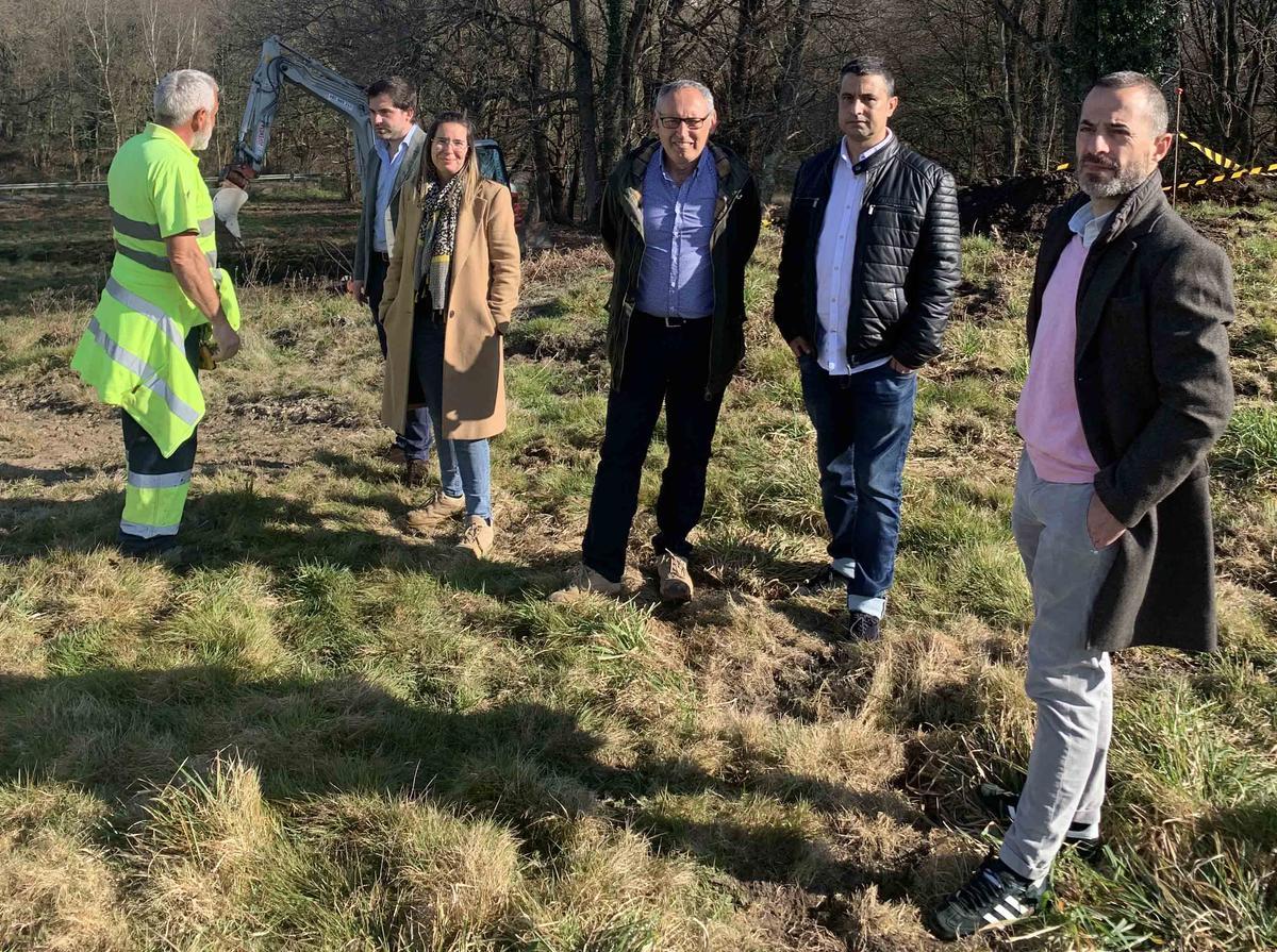 Técnicos municipales junto al regidor, Ángel García, el edil Javier Rodríguez y representantes de la empresa adjudicataria, durante una visita reciente  a unas obras de saneamiento