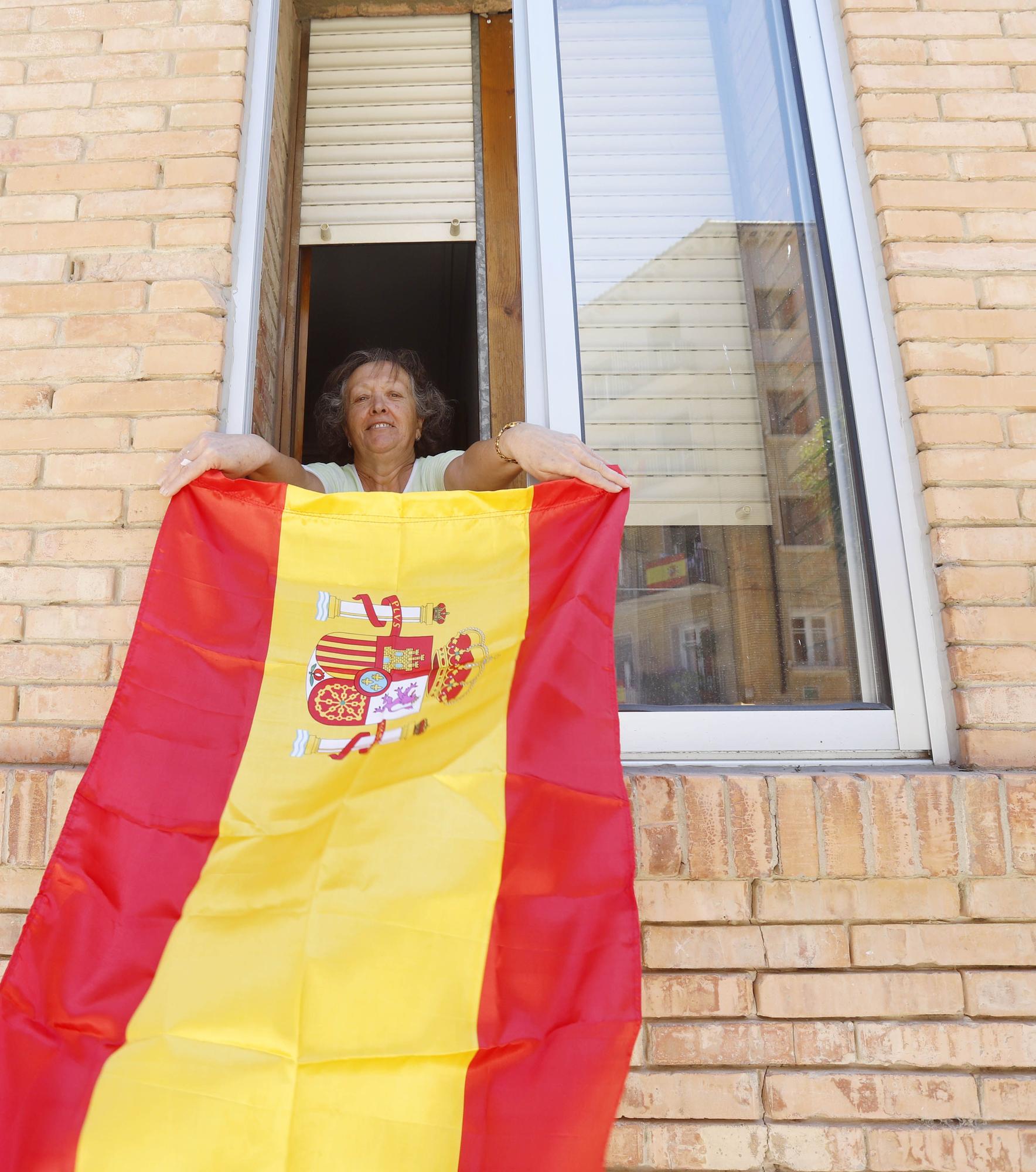 Carmen despliega una bandera nacional en su casa de Juan XXIII.