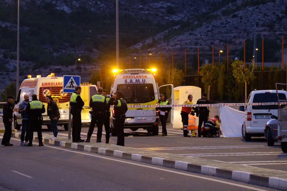 Un hombre dispara 5 veces a su pareja delante de su hijo en un colegio de Elda y se suicida