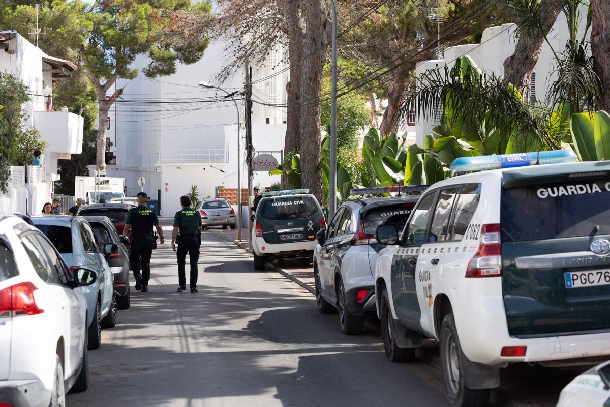El despliegue policial por el hombre atrincherado en su piso en Ibiza, en imágenes