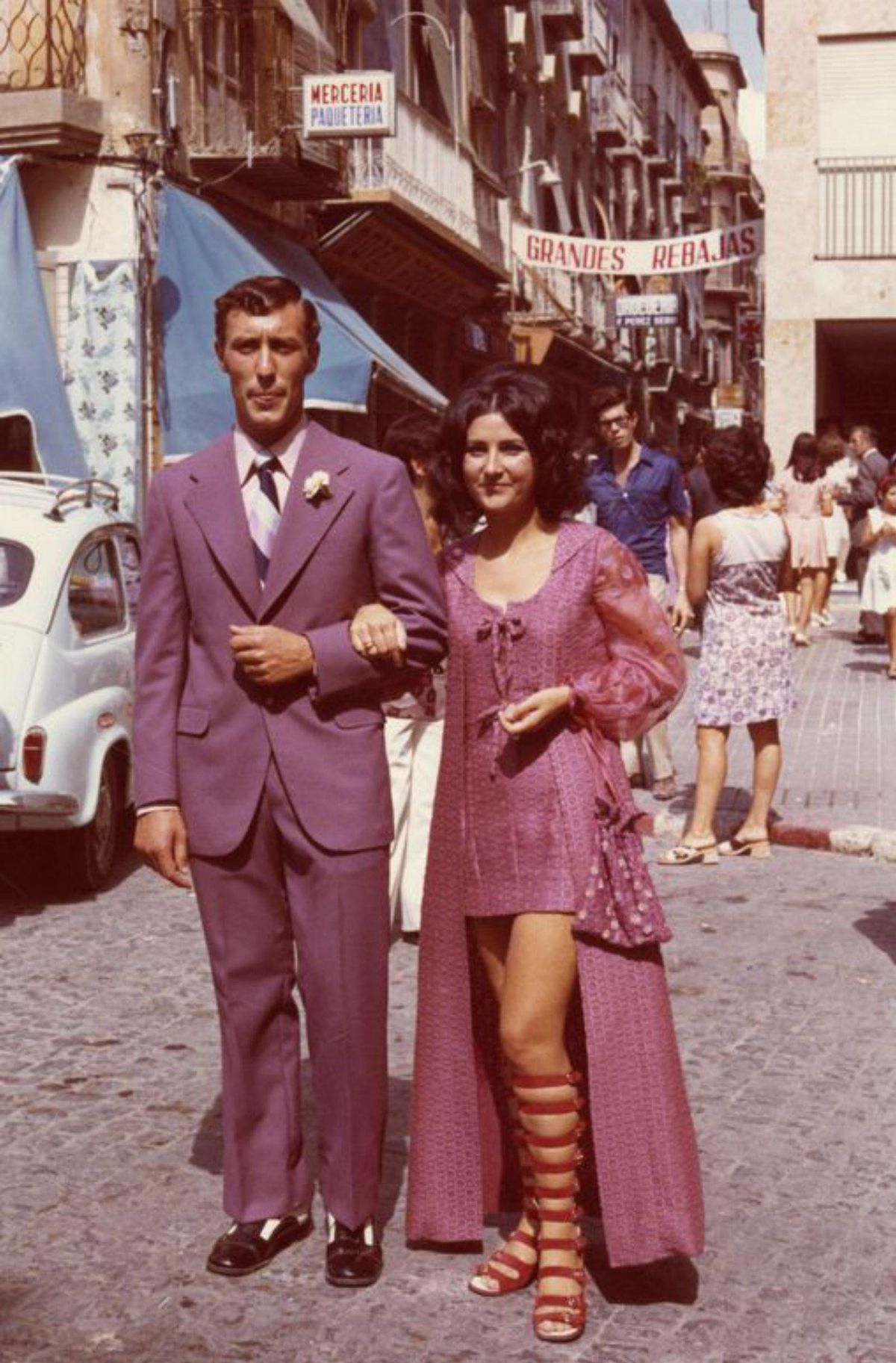Fent de padrí en la boda de son germà Juan José a la Plaça del Salvador, 12-09-1971.