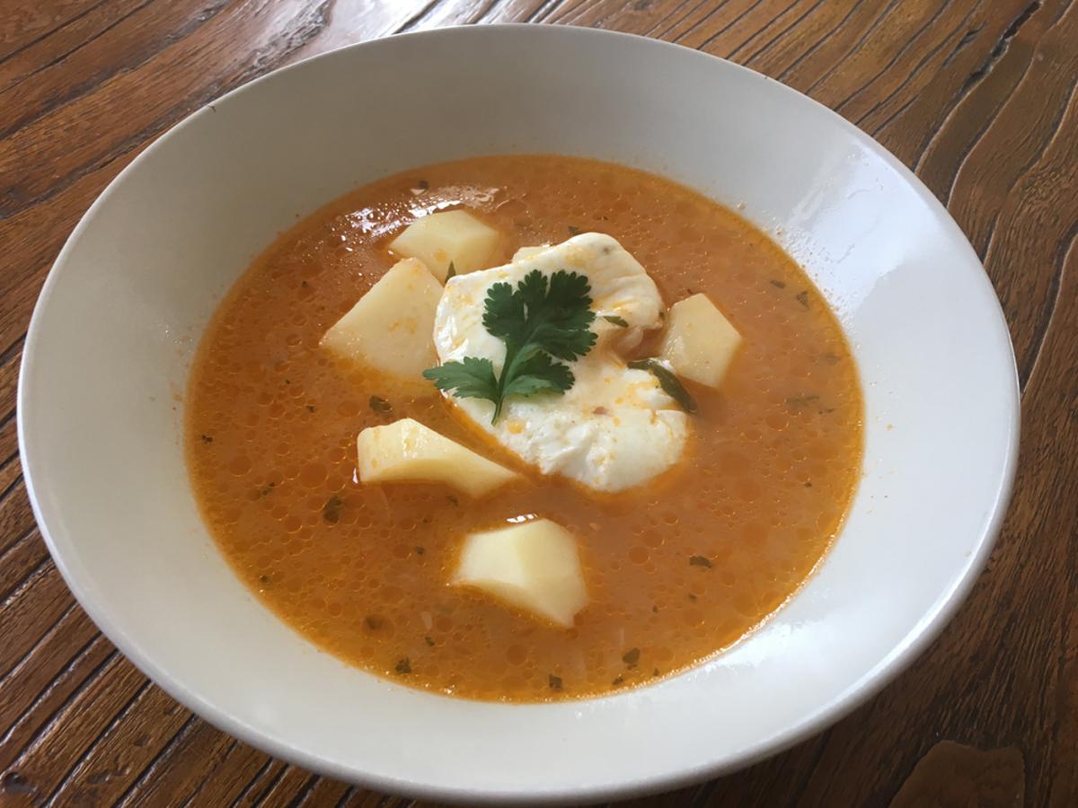 Caldo de papas y huevo.
