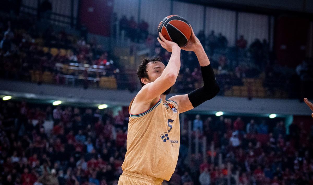 Sanli, en una acción del partido ante Olympiacos