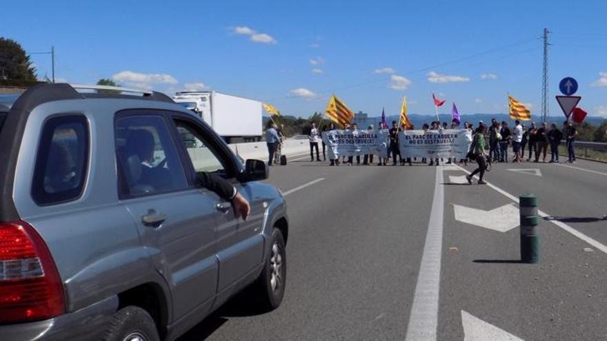 Tallen l&#039;eix transversal per protestar contra el projecte urbanístic al parc de l&#039;Agulla