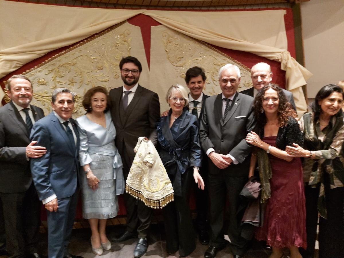 Así es el manto de la Virgen "Un poco de muchos" al detalle Así es el manto de la Virgen "Un poco de muchos" al detalle