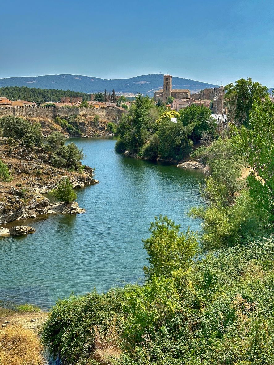 El río añade un encanto particular.