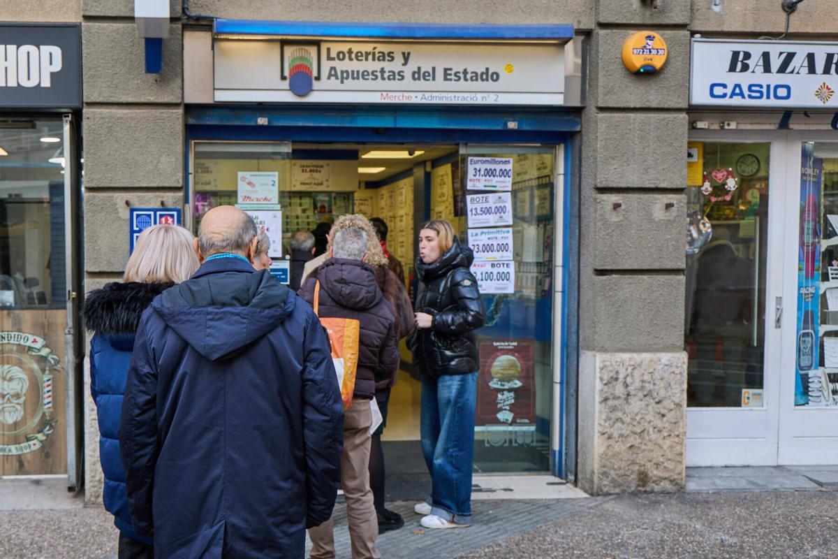 20260102Cues a l´admistració de lotería La Merche per conseguir un numero del NIÑO