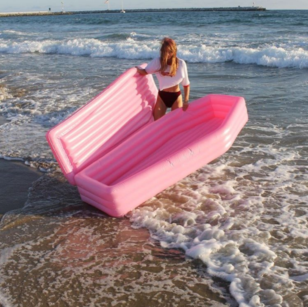 Colchoneta con forma de ataúd rosa